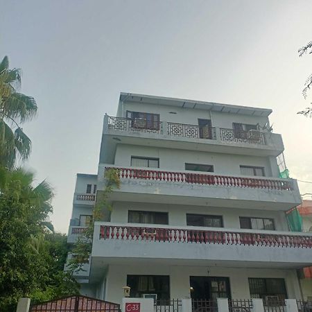 Oyo Metro View Residency Near Snow World Hotel Noida Exterior foto