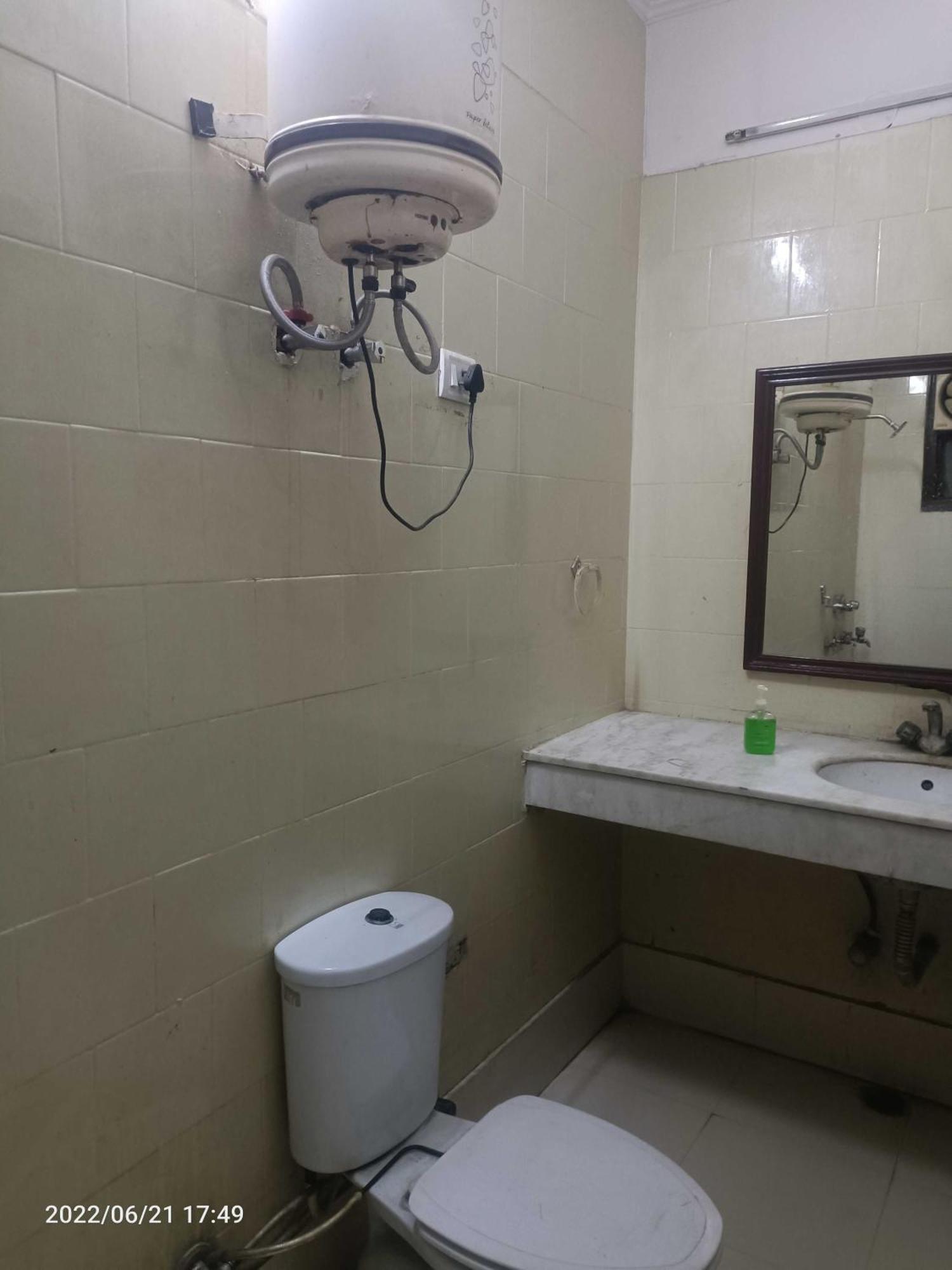 Oyo Metro View Residency Near Snow World Hotel Noida Exterior foto